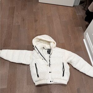 Alo Yoga Gold Rush Puffer in white with black piping